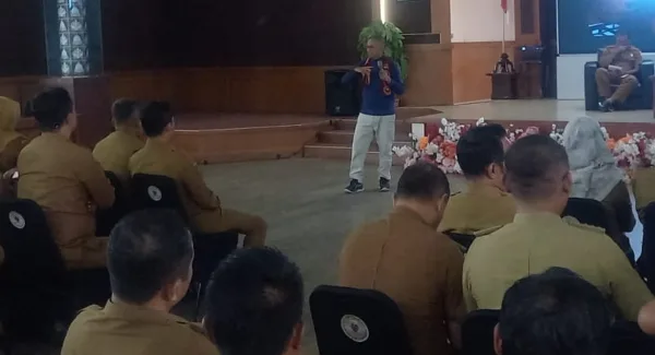 Dahlan Iskan saat memberikan motivasi kepada ASN di Sumedang dalam acara Reform Corner di Aula Tampomas Sumedang pada Senin (11/5/2026)