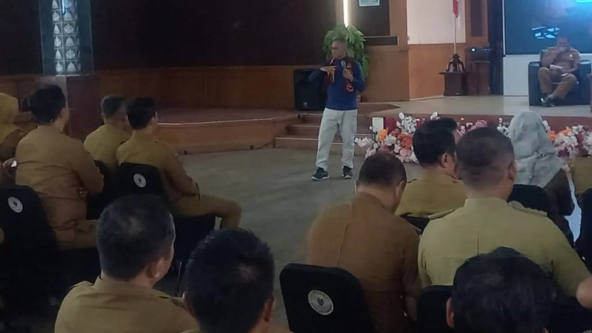 Dahlan Iskan saat memberikan motivasi kepada ASN di Sumedang dalam acara Reform Corner di Aula Tampomas Sumedang pada Senin (11/5/2026)