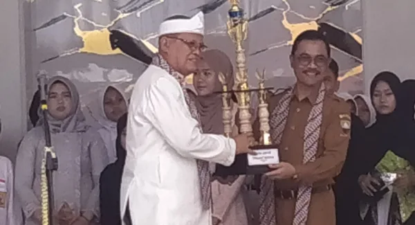 Kepala Sekolah SMP Negeri 1 Tanjungsari, Edeng Sutarya menerima simbolis penghargaan untuk siswa yang berprestasi dari Kadisdik Sumedang