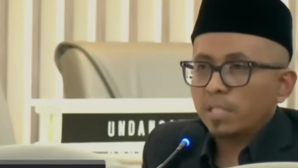 Maulana Yusuf Erwansyah, Anggota DPRD Fraksi Partai Kebangkitan Bangsa (PKB) menyampaikan interupsi di tengah rapat pembahasan LKPJ.