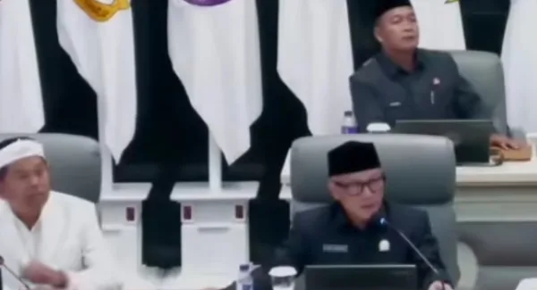 Ketua DPRD Provinsi Jawa Barat, Buki Wibawa saat memimpin Rapat Paripurna DPRD Provinsi Jawa Barat dengan agenda penyampaian LKPJ Gubernur Jabar tahun 2025/2026