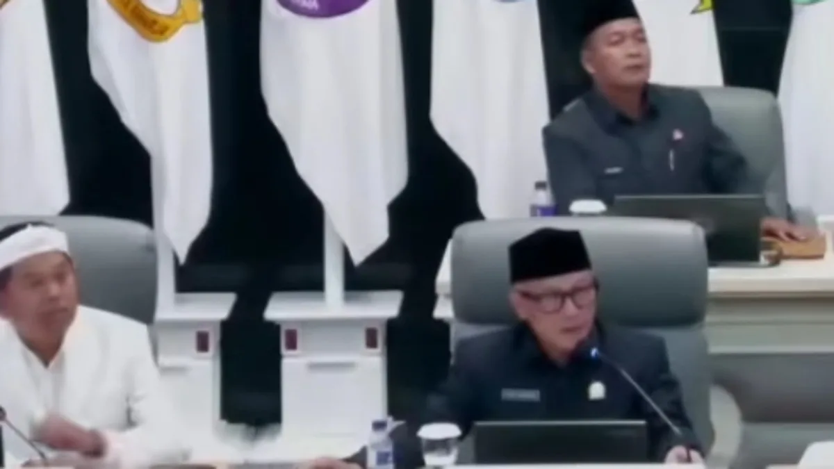 Ketua DPRD Provinsi Jawa Barat, Buki Wibawa saat memimpin Rapat Paripurna DPRD Provinsi Jawa Barat dengan agenda penyampaian LKPJ Gubernur Jabar tahun 2025/2026