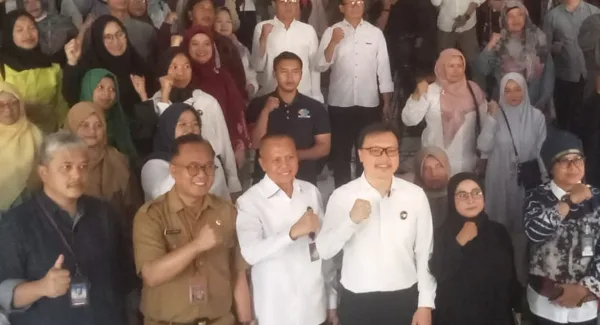 Deputi Bidang Pemberdayaan Ekonomi dan Pekerja Migran, Leontinus Alfa Edison saat berpoto bersama dengan ratusan para pelaku UMKM di Gedung Bandung Creative Center (BCC), di Jalan Laswi, Kota Bandung, Jawa Barat, Selasa, (12/5/2026)