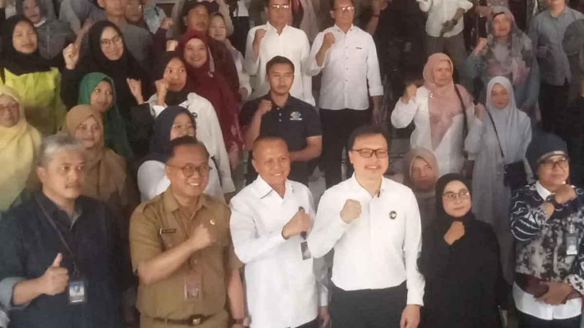 Deputi Bidang Pemberdayaan Ekonomi dan Pekerja Migran, Leontinus Alfa Edison saat berpoto bersama dengan ratusan para pelaku UMKM di Gedung Bandung Creative Center (BCC), di Jalan Laswi, Kota Bandung, Jawa Barat, Selasa, (12/5/2026)