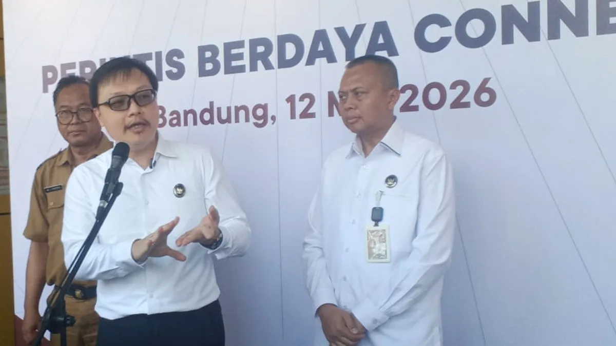 Deputi Bidang Pemberdayaan Ekonomi dan Pekerja Migran, Leontinus Alfa Edison (tengah) Kepala Dinas Budaya dan Pariwisata Kota Bandung Adi Junjunan Mustafa (kiri) di Gedung Bandung Creative Center (BCC), Kota Bandung, Selasa, (12/5/2026)