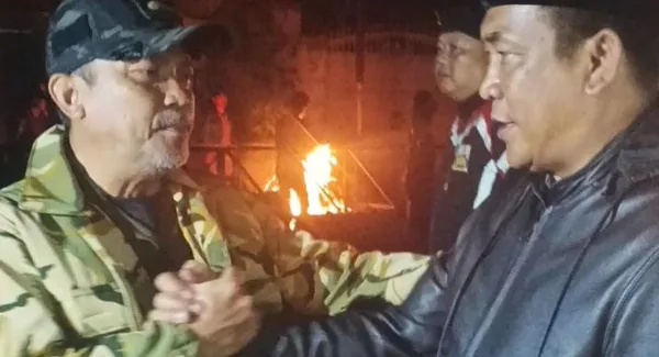 Kasatpol PP Kota Bandung Bambang Sukardi (kiri) dan Pengusaha Reklame dari PT. Sarana, Dadeng (kanan) sedang berbincang di sela pembongkaran reklame bando di Jalan Banceuy, Kota Bandung, Senin, (4/5/2026) malam.