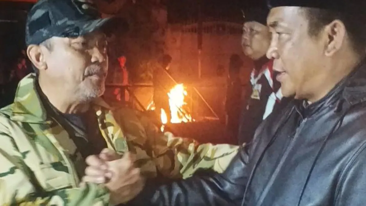 Kasatpol PP Kota Bandung Bambang Sukardi (kiri) dan Pengusaha Reklame dari PT. Sarana, Dadeng (kanan) sedang berbincang di sela pembongkaran reklame bando di Jalan Banceuy, Kota Bandung, Senin, (4/5/2026) malam.
