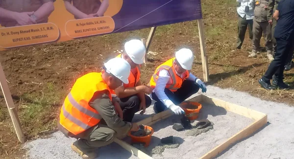 Peletakan batu pertama pembangunan Kantor Satpol PP Kabupaten Sumedang di Pusat Pemerintahan Sumedang pada Rabu (13/5/2026)