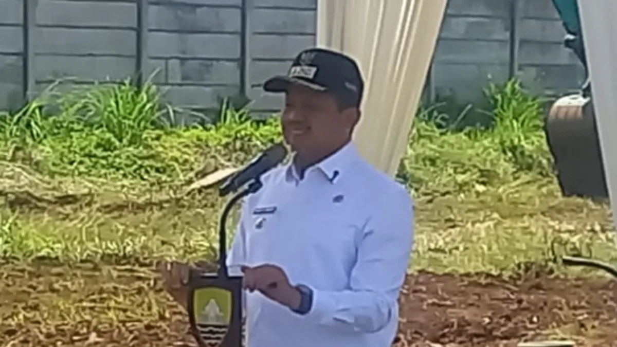 Bupati Sumedang, Dony Ahmad Munir saat memberikan sambutan dalam acara ground breaking Proyek gedung kantor Satpol PP Sumedang