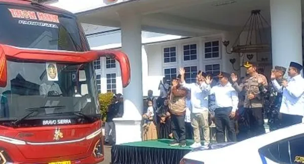 Bupati Sumedang beserta Forkopimda Sumedang melepas keberangkatan 94 Jemaah Haji di halaman Gedung Negara Sumedang pada Rabu (13/5/2026)