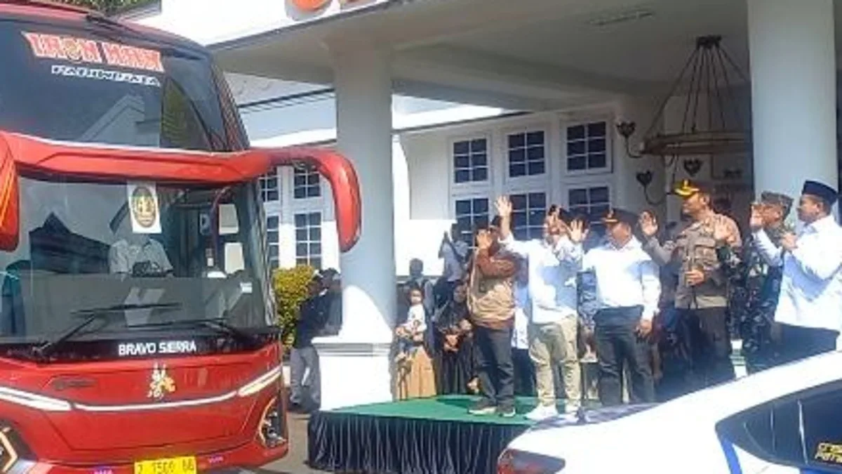 Bupati Sumedang beserta Forkopimda Sumedang melepas keberangkatan 94 Jemaah Haji di halaman Gedung Negara Sumedang pada Rabu (13/5/2026)