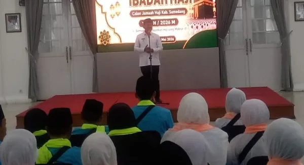 Bupati Sumedang, Dony Ahmad Munir saat memberikan sambutan dalam acara pelepasan 94 Jemaah Haji di Gedung Negara Sumedang pada Rabu (13/5/2026)
