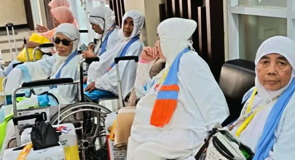 Jemaah haji asal Sumedang yang tergabung dalam kloter 29 di Bandara Kertajati, Majalengka saat bersiap menuju Tanah Suci
