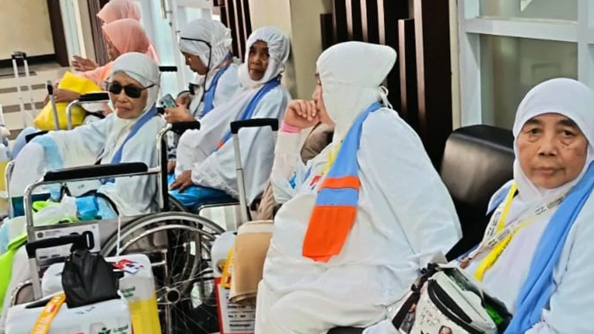Jemaah haji asal Sumedang yang tergabung dalam kloter 29 di Bandara Kertajati, Majalengka saat bersiap menuju Tanah Suci