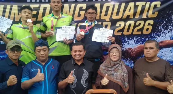 Bupati Sumedang Dony Ahmad Munir didampingi istri dan juga pengurus Aquatic Sumedang saat membuka Sumedang Aquatic Championship 2026 di Yadika Swimming pool Tanjungsari