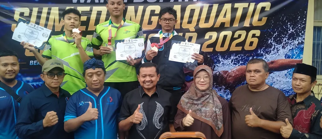 Bupati Sumedang Dony Ahmad Munir didampingi istri dan juga pengurus Aquatic Sumedang saat membuka Sumedang Aquatic Championship 2026 di Yadika Swimming pool Tanjungsari