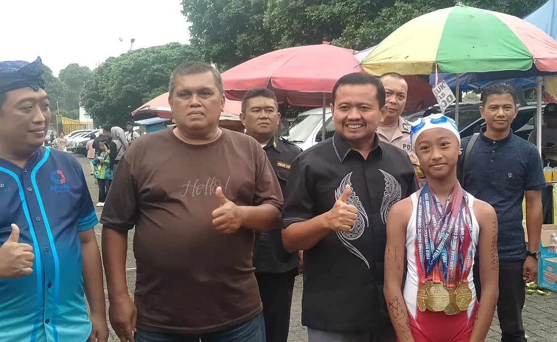Bupati Sumedang Dony Ahmad Munir saat bersama atlet renang di Sumedang Aquatic Championship 2026 Tanjungsari
