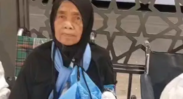 Salah satu jemaah haji Lansia dengan menggunakan kursi roda asal Sumedang berhasil menuntaskan tawaf dan sa'i