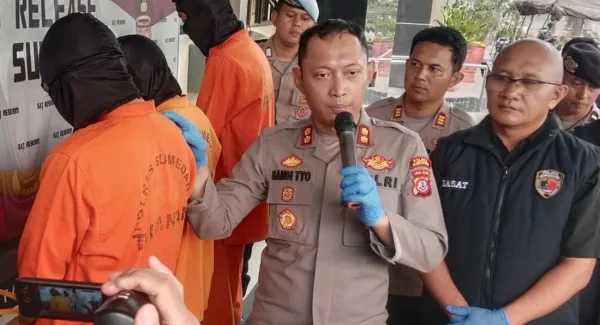 Konferensi pers Polres Sumedang ungkap penangkapan pelaku penjambretan mahasiswi Unpad Jatinangor.
