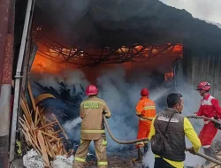 Pabrik Tahu di Pamulihan Terbakar Hebat, Kerugian Capai Rp800 Juta