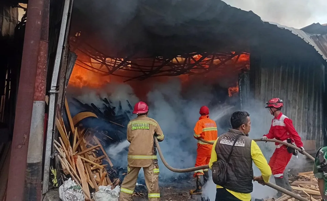 Petugas Pemadam Kebakaran dan Penyelamatan Sumedang, Regu 2 Pos Damkar Tanjungsari berjibaku memadamkan api yang membakar pabrik tahu di Cikeuyeup Kecamatan Pamulihan Sumedang pada Sabtu (16/5/2026)