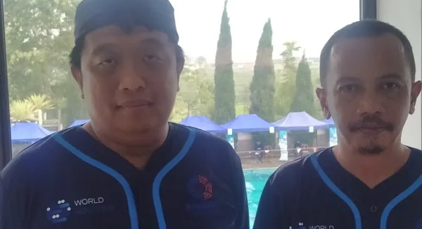 Ketua Pengcab Aquatic Kabupaten Sumedang, Welly Sanjaya saat mengawasi kejuaraan Aquatic di Yadika Swimming Pool Tanjungsari pada Sabtu (16/5/2026)
