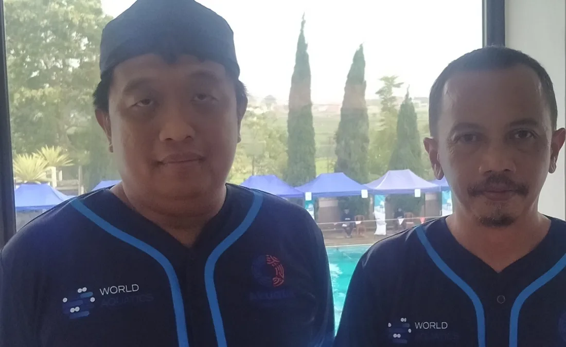 Ketua Pengcab Aquatic Kabupaten Sumedang, Welly Sanjaya saat mengawasi kejuaraan Aquatic di Yadika Swimming Pool Tanjungsari pada Sabtu (16/5/2026)