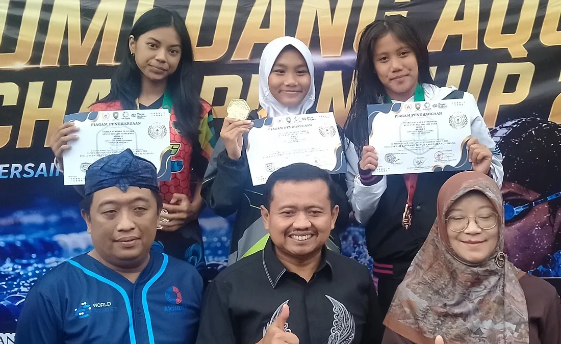 Ketua Pengcab Aquatic Sumedang, Welly Sanjaya mendampingi Bupati Dony dan Susi Gantini menyerahkan medali kejuaraan renang kelompok umur pada Sabtu (16/5/2026)