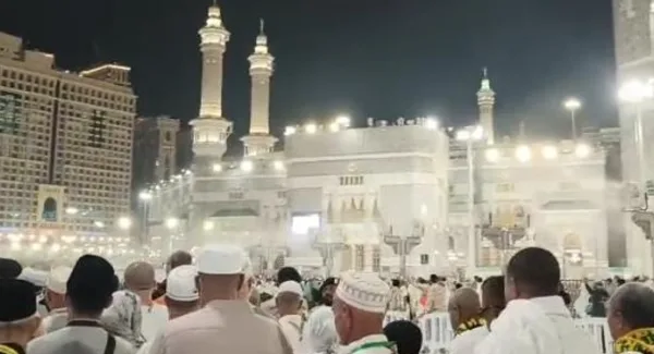 Para jemaah haji asal Sumedang memanfaatkan waktu malam saat beribadah di tanah suci Mekkah