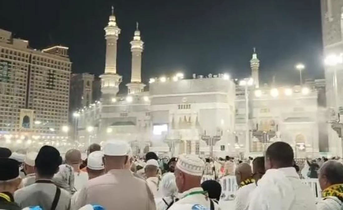 Para jemaah haji asal Sumedang memanfaatkan waktu malam saat beribadah di tanah suci Mekkah
