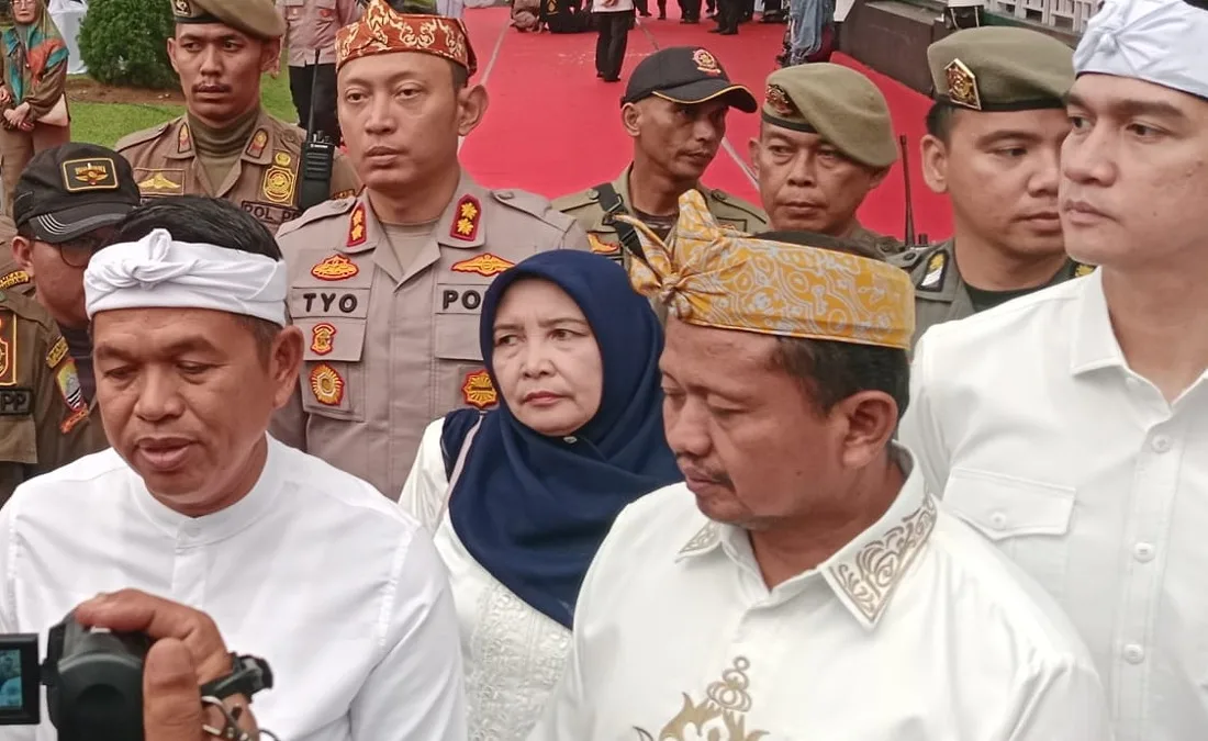 Gubernur Jawa Barat, Dedi Mulyadi (KDM) didampingi Bupati Sumedang, Dony Ahmad Munir sesaat setelah melakukan prosesi penyerahan kembali Mahkota Binokasih 