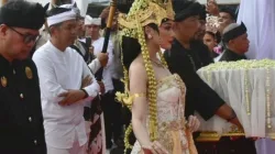 Penyerahan Mahkota Binokasih Sanghyang Pake kepada Keraton Sumedang Larang oleh Dedi Mulyadi.