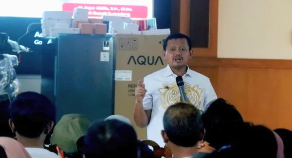 Bupati Sumedang, Dony Ahmad Munir, menghadiri langsung acara puncak peringatan Hari Buruh (May Day)