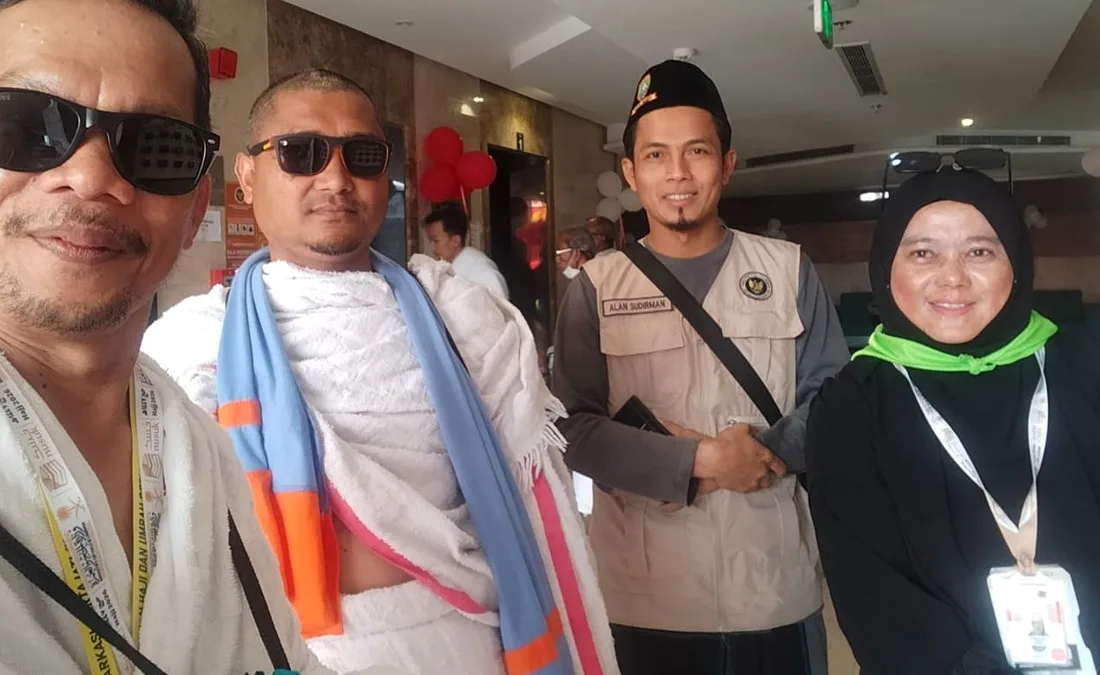 Hasanah bersama Pembimbing KBIHU Al-Multazam, KH. Asep Fuad sesaat setelah melaksanakan salat Dhuha berjamaah di Masjidil Haram