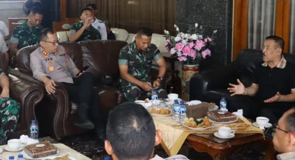 Rapat koordinasi Polres Sumedang dan Haji Umuh terkait pengamanan syukuran Persib Bandung