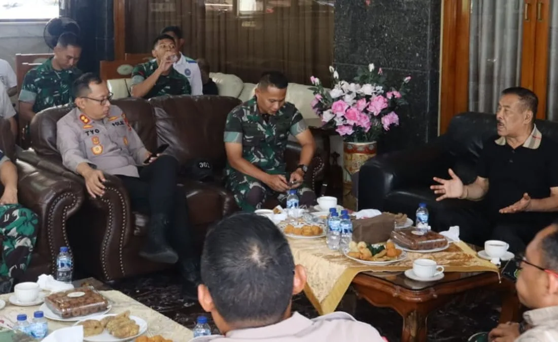 Rapat koordinasi Polres Sumedang dan Haji Umuh terkait pengamanan syukuran Persib Bandung