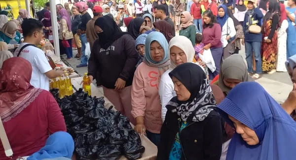 Antrean-warga-di-Gerakan-Pangan-Murah-Kabupaten-Sumedang-2026