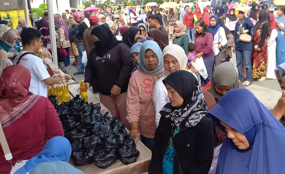 Antrean-warga-di-Gerakan-Pangan-Murah-Kabupaten-Sumedang-2026