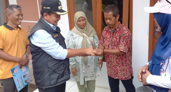 Bupati Sumedang Dony Ahmad Munir menyerahkan kunci rumah relokasi di Cisarua