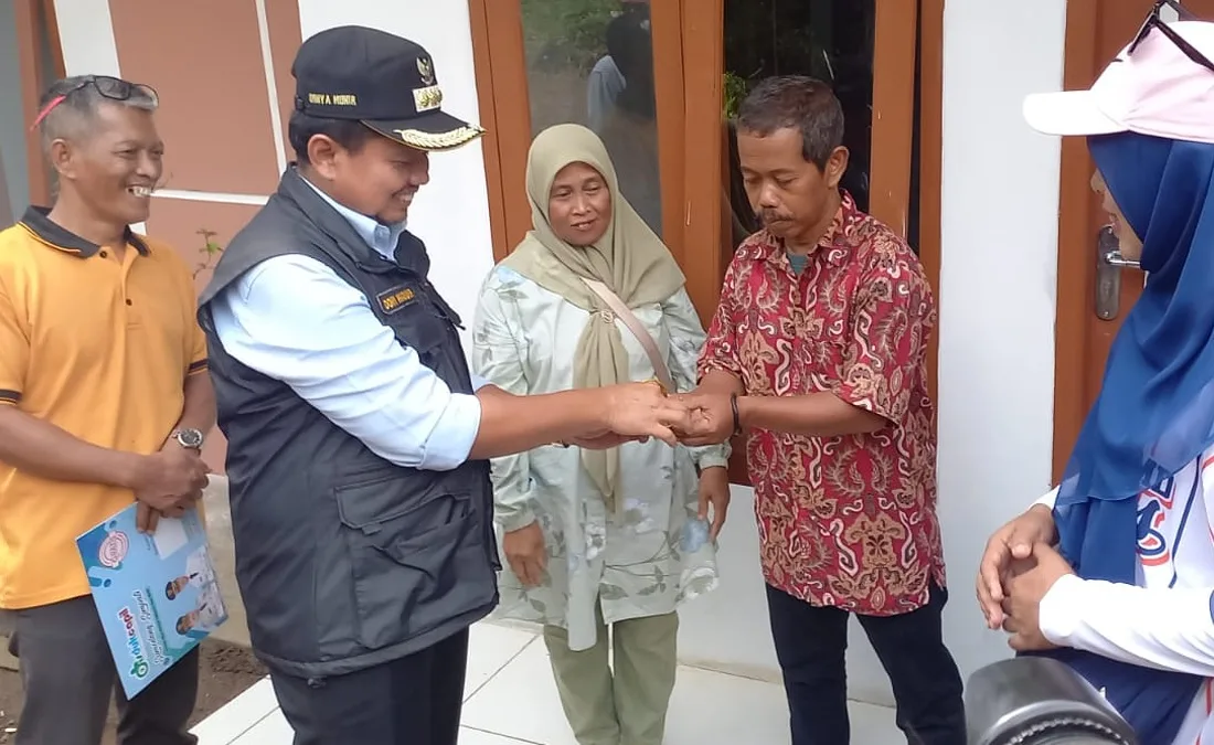 Bupati Sumedang Dony Ahmad Munir menyerahkan kunci rumah relokasi di Cisarua