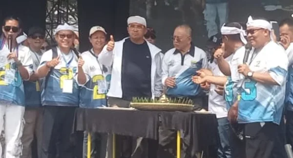 Dada Rosada bersama Wali Kota Bandung, Muhammad Farhan dalam acara HUT ke-23 Forum RT RW Kota Bandung