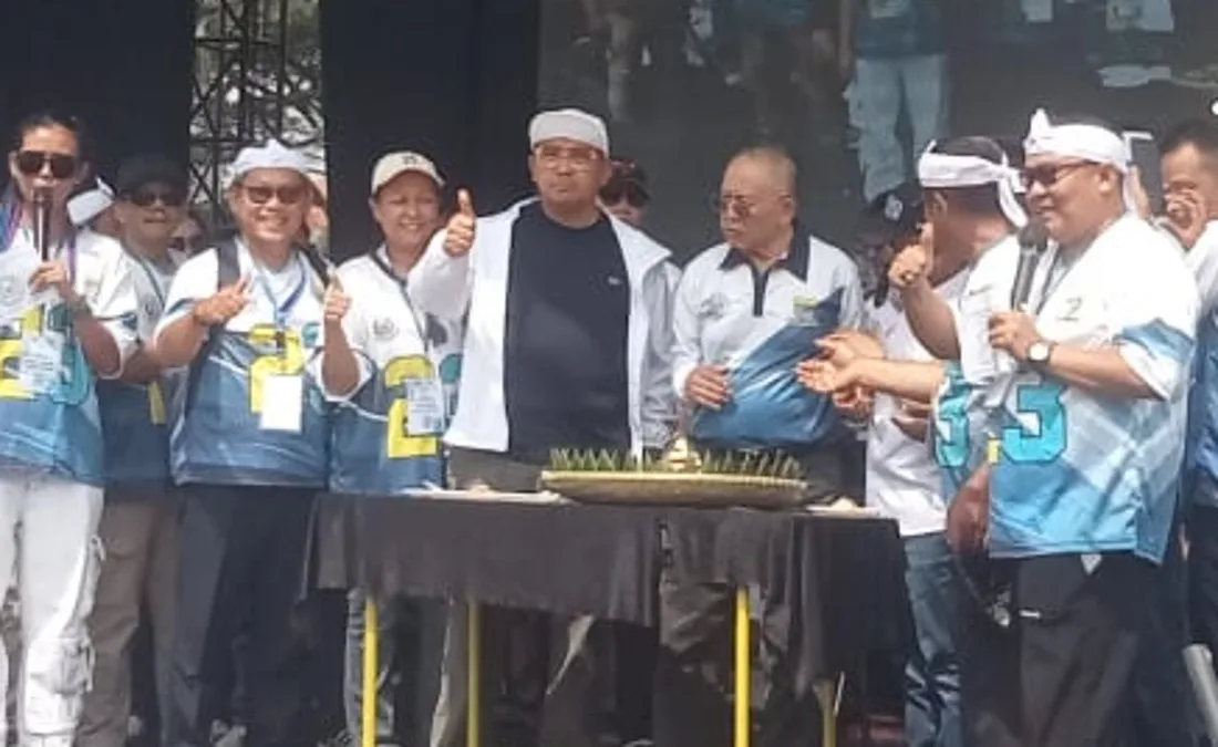 Dada Rosada bersama Wali Kota Bandung, Muhammad Farhan dalam acara HUT ke-23 Forum RT RW Kota Bandung
