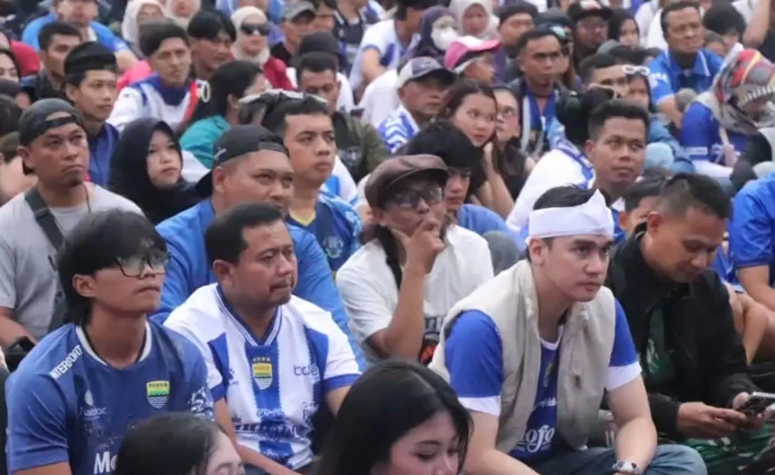Bupati Dony dan Wakil Bupati Fajar Aldila tampak berada ditengah Bobotoh Sumedang menyaksikan Nonton bareng di halaman Mal Pelayanan Publik (MPP)