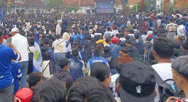 Kemeriahan Bobotoh Sumedang merayakan Persib Juara BRI Liga 1