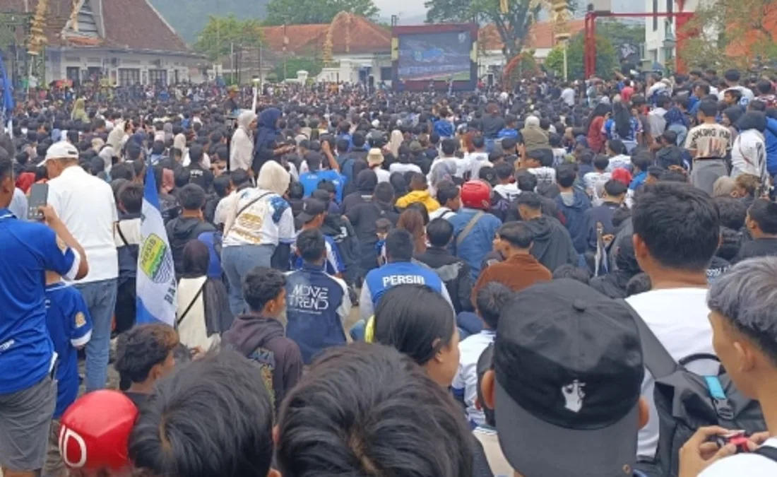 Kemeriahan Bobotoh Sumedang merayakan Persib Juara BRI Liga 1