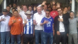 Manajer Persib Bandung, H. Umuh Muchtar bersama Pemain Persib Bandung saat menggelar Syukuran Persib Juara di RM. BaHe 54 Tanjungsari Sumedang