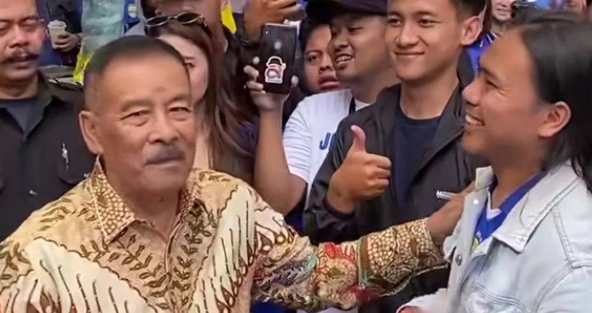 H. Umuh Muchtar saat bertemu dengan pembuat 4 patung legenda Persib, Ridwan Solehhudin (Iwonk) di Bandung