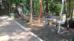 Pemandangan hijau hutan raya Tahura Gunung Kunci Sumedang dengan fasilitas jogging track terbaru.
