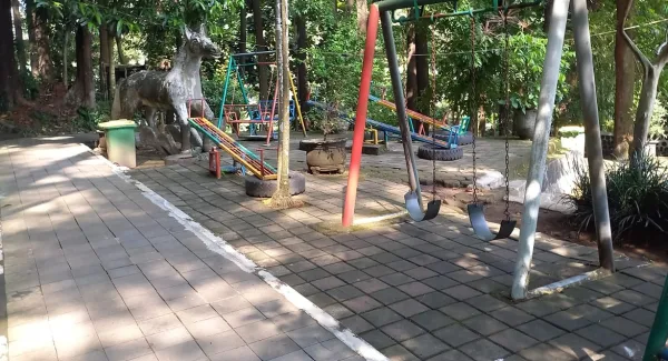 Pemandangan hijau hutan raya Tahura Gunung Kunci Sumedang dengan fasilitas jogging track terbaru.