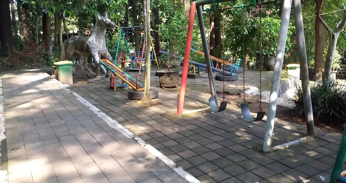 Pemandangan hijau hutan raya Tahura Gunung Kunci Sumedang dengan fasilitas jogging track terbaru.